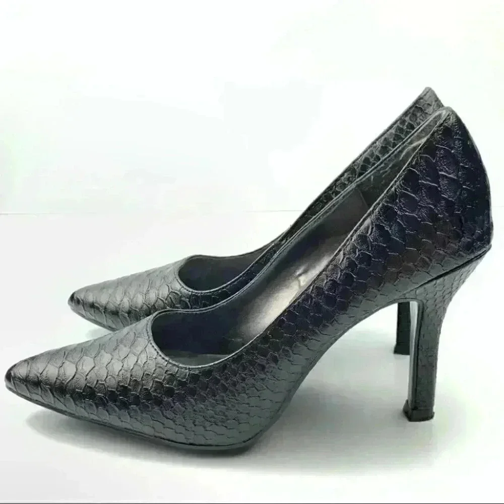 Liz Claiborne flex heels sz 5.5 black faux leather